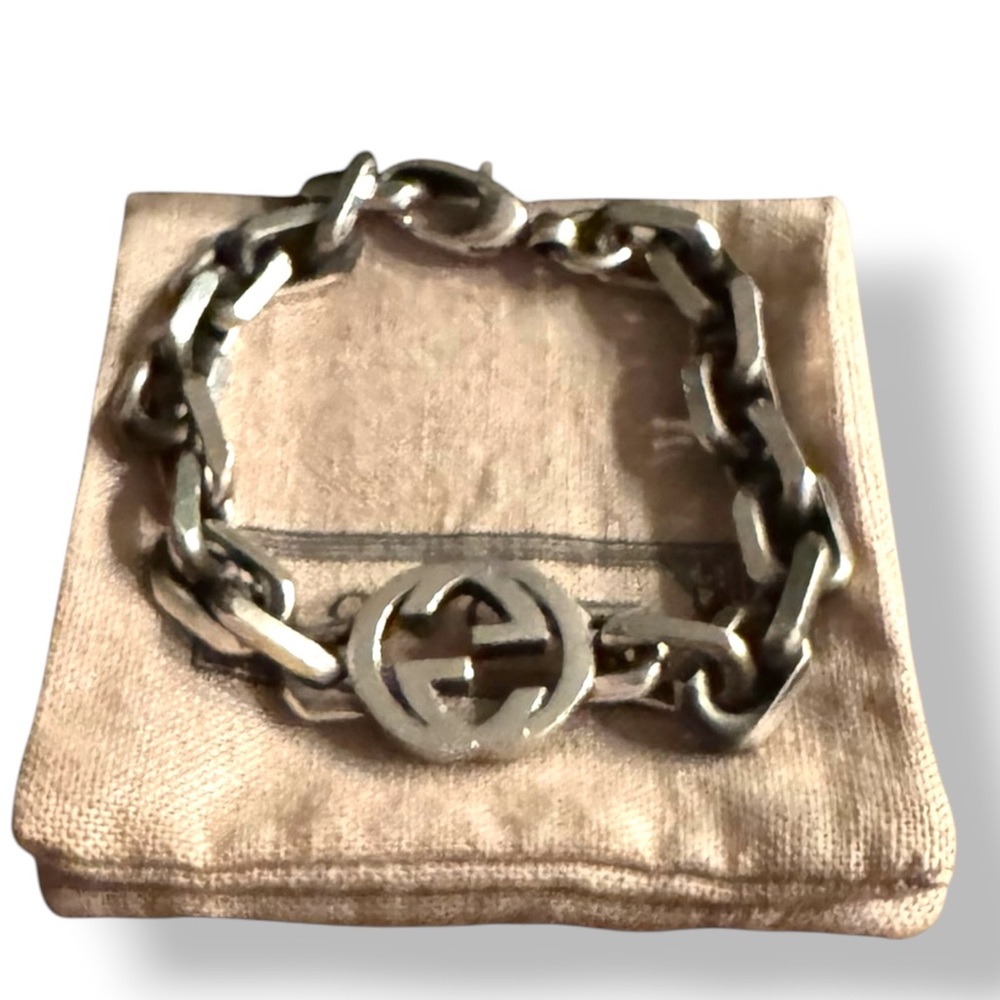Gucci: Classic Silver Chain link ‘G’ Bracelet - Picture 2 of 8